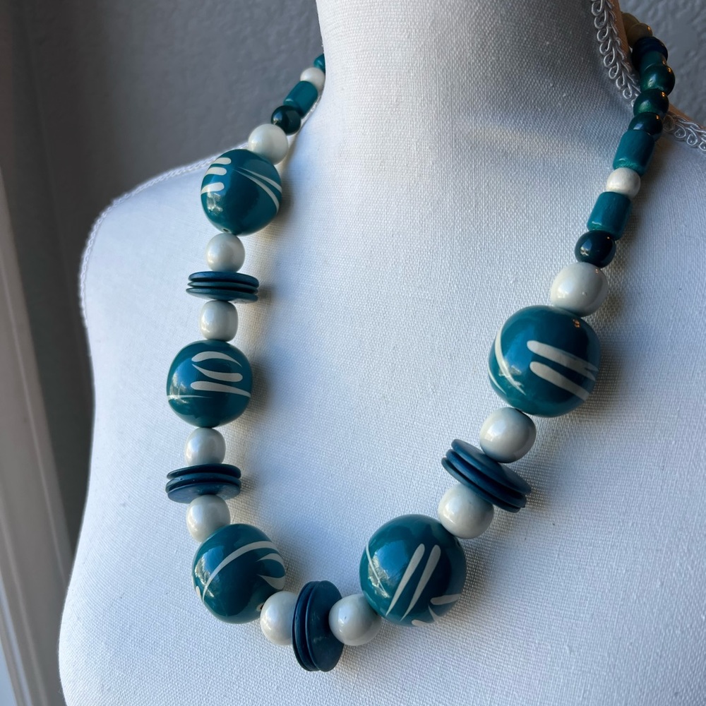 Vintage chunky wood  teal and white necklace - Picture 5 of 7